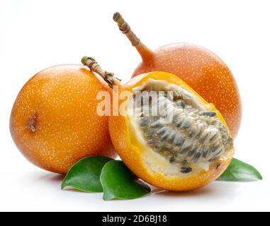 Granadilla avec feuilles et fruit de la passion à moitié isolée sur fond blanc. Banque D'Images