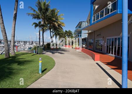 MacKay, Queensland, Australie - juin 2020 : le village déserté de la marina de Mackay sans personne en raison de la pandémie de règles de distanciation sociale Banque D'Images