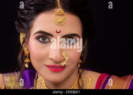 Femme indienne dans Maharashtrian mariée sari et bijoux. Gros plan sur l'appareil photo Banque D'Images