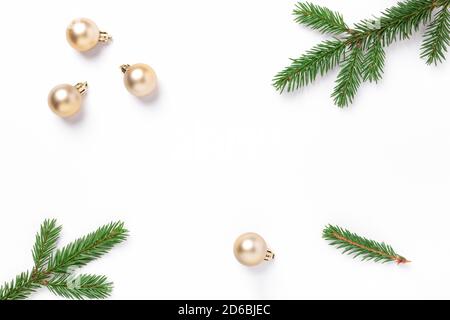 Composition de noël minimale. Branches de sapin avec boules de noël dorées sur fond blanc - image Banque D'Images