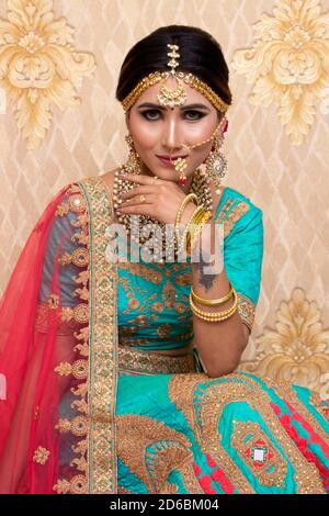 Modèle indien portant le traditionnel Maharashtrian mariage vert sari et bijoux. Regarder la caméra. Banque D'Images