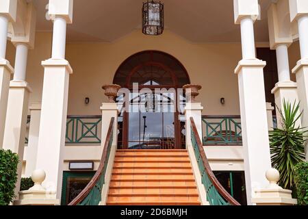 Townsville, Queensland, Australie - juin 2020 : escalier menant à un ancien bâtiment majestueux abritant un restaurant Banque D'Images