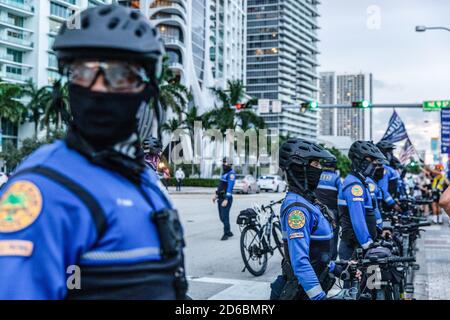 La police de Miami forme des barrières de part et d'autre de Biscayne Boulevard pour maintenir les groupes de protestants pro Trump et anti Trump éloignés les uns des autres dans la rue où le président Trump a tenu une mairie à Miami.des manifestants pour et contre le président Trump se sont rassemblés ce soir dans le centre-ville de Miami où Le président a tenu une réunion avec NBC News où le débat présidentiel devait avoir lieu avant son annulation. Le président a programmé cette mairie pour rivaliser avec la mairie de Joe Biden et ABC News en Pennsylvanie et leurs événements ont eu lieu à la place de l'annulation de Presi Banque D'Images