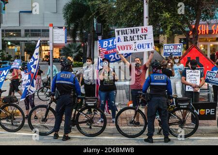 La police de Miami forme des barrières de part et d'autre de Biscayne Boulevard pour maintenir les groupes de protestants pro Trump et anti Trump éloignés les uns des autres dans la rue où le président Trump a tenu une mairie à Miami.des manifestants pour et contre le président Trump se sont rassemblés ce soir dans le centre-ville de Miami où Le président a tenu une réunion avec NBC News où le débat présidentiel devait avoir lieu avant son annulation. Le président a programmé cette mairie pour rivaliser avec la mairie de Joe Biden et ABC News en Pennsylvanie et leurs événements ont eu lieu à la place de l'annulation de Presi Banque D'Images