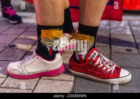 Miami, États-Unis. 15 octobre 2020. Les partisans de Pro Trump portent des chaussettes Donald Trump lors d'un rassemblement de près de l'hôtel de ville du président.des manifestants pour et contre le président Trump se sont réunis ce soir dans le centre-ville de Miami où le président a tenu une réunion avec NBC News où devait se tenir le débat présidentiel avant son annulation. Le président a programmé cette mairie pour rivaliser avec la mairie de Joe Biden et ABC News en Pennsylvanie et leurs événements ont eu lieu à la place des débats présidentiels annulés. Crédit : SOPA Images Limited/Alamy Live News Banque D'Images