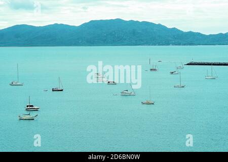 Townsville, Queensland, Australie - juin 2020 : bateaux de loisirs amarrés au large des rives d'un hôtel de luxe avec casino Banque D'Images