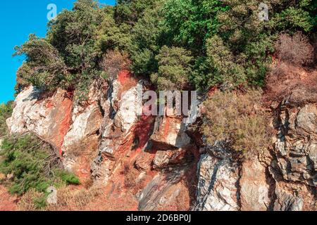 affleurement rocheux, géologie. Magnifique paysage de forêt de montagne contre ciel bleu. formation de roche Banque D'Images