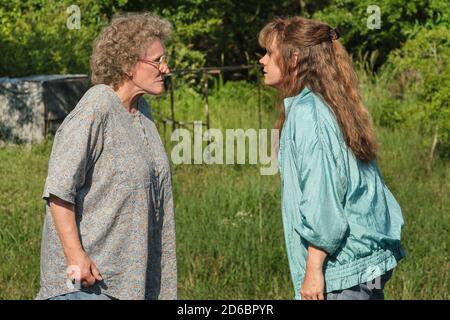 DATE DE SORTIE: Novembre 24 2020 TITRE: Hillbilly Elegy STUDIO: Netflix DIRECTEUR: Ron Howard PARCELLE: Un étudiant en droit de Yale tiré vers sa ville natale grappâts avec l'histoire de la famille, les valeurs Appalaches et le rêve américain. AVEC: GLENN PROCHE comme Mawmaw, AMY ADAMS comme Bev. (Image de crédit : © Netflix/Entertainment Pictures) Banque D'Images