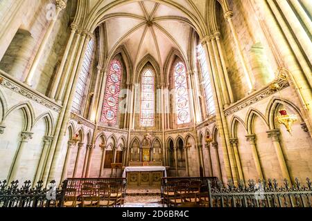 BAYEUX, FRANCE - CIRCA DE SEPTEMBRE 2020. Cathédrale notre Dame intérieur, église gothique construite en 1862. Avec d'énormes colonnes et des arches. Tons et lumière agréables, Banque D'Images