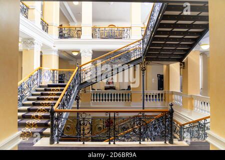 Magnifique escalier du XIXe siècle dans un ancien bâtiment Banque D'Images