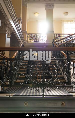 Magnifique escalier du XIXe siècle dans un ancien bâtiment Banque D'Images