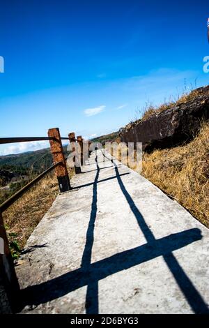 Route sinueuse sur les montagnes de Cherrapunjee. Route de Shillong à Cherrapunjee à Meghalaya, au nord-est de l'Inde. Banque D'Images