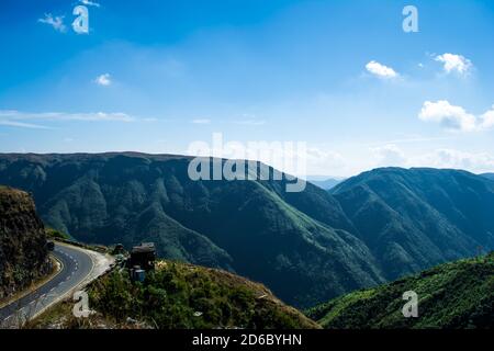 Route sinueuse sur les montagnes de Cherrapunjee. Route de Shillong à Cherrapunjee à Meghalaya, au nord-est de l'Inde. Banque D'Images