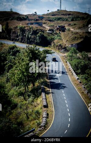 Route sinueuse sur les montagnes de Cherrapunjee. Route de Shillong à Cherrapunjee à Meghalaya, au nord-est de l'Inde. Banque D'Images