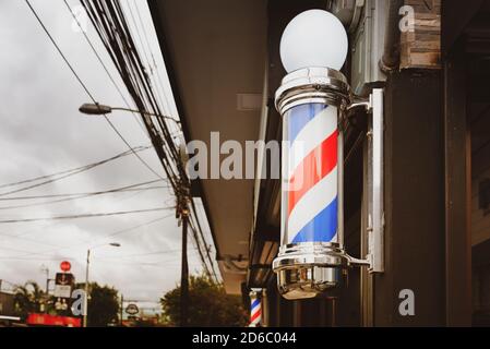 Barre de barbier dans une rue San José. Enseigne internationale du barbershop. Banque D'Images