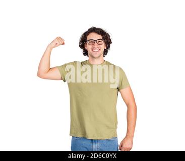 Joyeux jeune homme en train de faire des biceps d'une main, imaginez la super puissance. Nerd Guy porte des lunettes montre sa force musculaire, souriant positif à la caméra. Personnel Banque D'Images