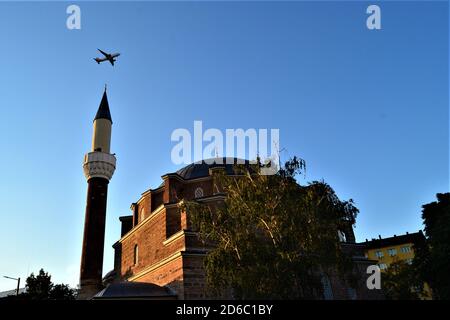 Mosquée et avion dans le ciel. Mosquée Banya Bashi. Sofia. Bulgarie et avec un bacille d'avion dans le ciel. Banque D'Images