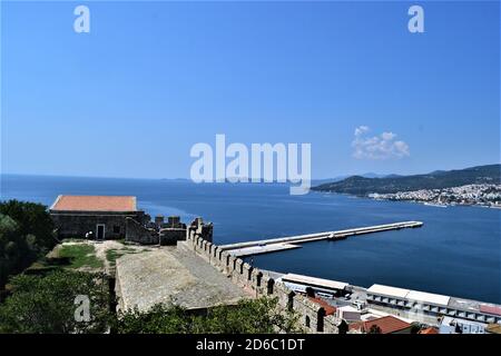 Kavala et vue depuis le château ottoman. Ancienne ville ottomane en Grèce : Kavala. Vue panoramique sur la mer égée et les bâtiments anciens. Banque D'Images