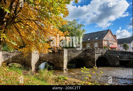 Le pont médiéval traversant la rivière Clune à Clunn, Shropshire Banque D'Images