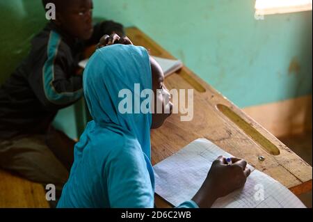 BURKINA FASO, Kaya, enfants de personnes déplacées internes, réfugiés intérieurs, dans une école catholique après une attaque terroriste dans leur village Dablo / BURKINA FASO, Kaya, Schule der Diozöse Kaya fuer Kinder von IDP Fluechtlingen aus von Islamisten attackierten Doerfern wie Dablo Banque D'Images