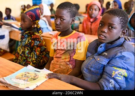 BURKINA FASO, Kaya, enfants de personnes déplacées internes, réfugiés intérieurs, dans une école catholique après une attaque terroriste dans leur village Dablo / BURKINA FASO, Kaya, Schule der Diozöse Kaya fuer Kinder von IDP Fluechtlingen aus von Islamisten attackierten Doerfern, Junge Barnabé aus überfalenem Dorf Dablo Banque D'Images