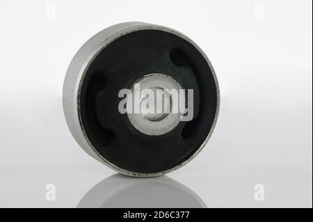 Cylindre en métal avec caoutchouc noir isolé sur fond blanc Banque D'Images