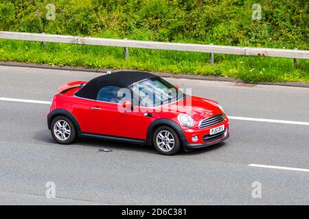 2012 rouge Mini Roadster Cooper ; circulation automobile, véhicules en mouvement, voitures, conduite de véhicules sur les routes du Royaume-Uni, moteurs, conduite sur l'autoroute M6 réseau routier du Royaume-Uni. Banque D'Images