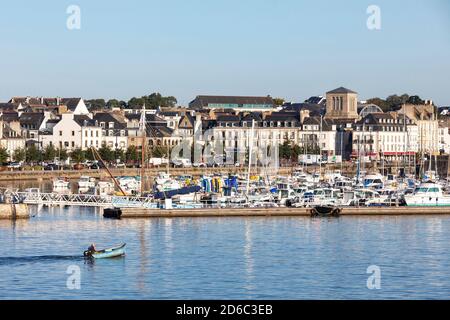 Concarneau (Bretagne, Nord-Ouest de la France) : le port de plaisance et la ville Banque D'Images