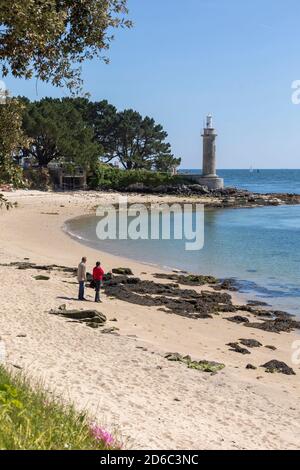 Benodet (Bretagne, nord-ouest de la France) : plage de la Plage du Coq et phare du Coq Banque D'Images