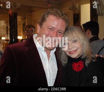 L'impressionniste, Jon Culshaw, et le Dr Who Doctor Who, l'actrice Katy Manning, à l'occasion du dévoilement d'une plaque bleue commémorant Jon Pertwee, New Wimbledon Theatre, 2016 Banque D'Images