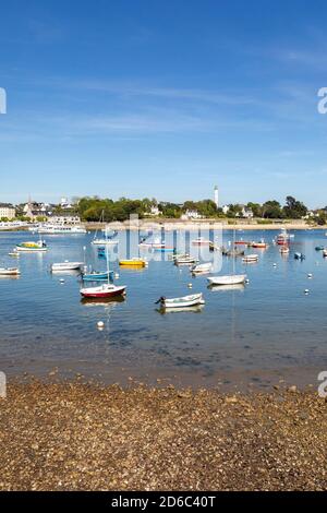 Bénodet (Bretagne, Nord-Ouest de la France) : vue d'ensemble de la rivière Odet et de la ville depuis le port de Sainte-Marine à Combrit Banque D'Images