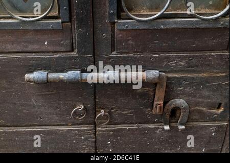 serrure vintage sur une porte historique avec des signes de rouille Banque D'Images