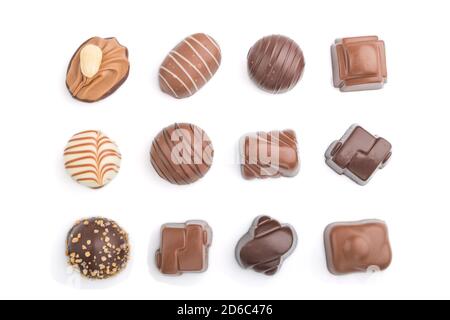 Différentes bonbons au chocolat isolés sur fond blanc. Vue de dessus, plat, gros plan. Banque D'Images