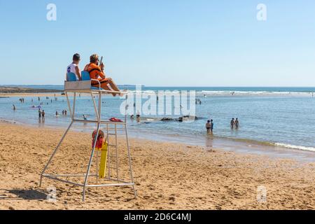 Surveillance de la plage. Sauveteurs sur la plage 'plage de la falaise' à Guidel (Bretagne, Nord-Ouest de la France) Banque D'Images