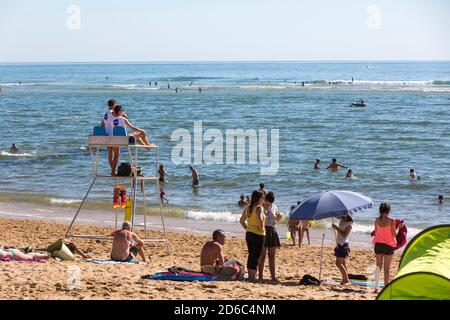 Surveillance de la plage. Sauveteurs sur la plage 'plage de la falaise' à Guidel (Bretagne, Nord-Ouest de la France) Banque D'Images