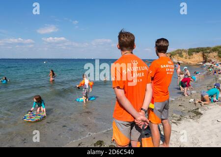 Les sauveteurs de la SNSM observent la plage de Port Melite sur l'île de Groix (Bretagne, Nord-Ouest de la France) Banque D'Images