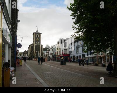 Keswick une ville de marché très fréquentée dans le district des lacs, dans le nord-ouest de l’Angleterre National Park Cumbria Angleterre aimant pour les touristes Moot Hall avec une poignée inhabituelle Banque D'Images