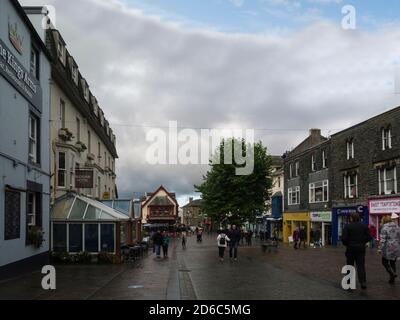 En regardant vers le bas très occupé Market place Keswick Cumbria Angleterre Royaume-Uni parc national lake District du nord-ouest de l'Angleterre avec Moot Hall position dominante dans Banque D'Images