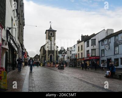 À la recherche de très occupé Market place Keswick Cumbria Angleterre Royaume-Uni parc national lake District du nord-ouest de l'Angleterre avec Moot Hall centre Banque D'Images