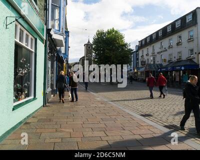 Keswick une ville de marché très fréquentée dans le district des lacs, dans le nord-ouest de l’Angleterre National Park Cumbria Angleterre aimant pour les touristes Moot Hall avec une poignée inhabituelle Banque D'Images