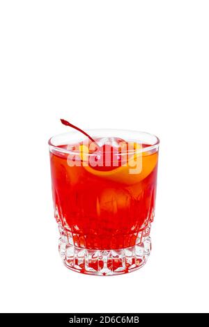 Negroni. Cocktail de boisson rouge dans un pot en verre avec zeste de cerise et d'orange isolé sur fond blanc. Banque D'Images