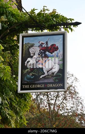 Panneau de pub George et Dragon à l'extérieur Pub du même nom dans le nord du village d'Oxfordshire De Shutford près de Banbury Banque D'Images