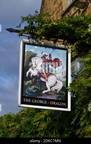 Panneau de pub George et Dragon à l'extérieur Pub du même nom dans le nord du village d'Oxfordshire De Shutford près de Banbury Banque D'Images