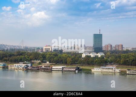 Serbie, Belgrade, vue sur les bars flottants et les boîtes de nuit sur la rivière Sava, New Belgrade avec le pont Ada au loin Banque D'Images