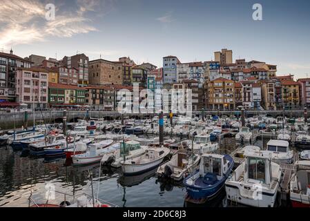 BERMEO, ESPAGNE – 17 AOÛT 2017 : vues sur la ville de Bermeo, Espagne, depuis le port maritime Banque D'Images