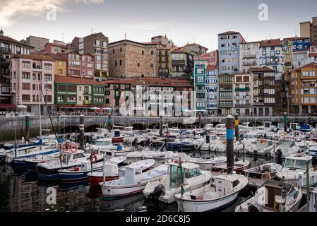 BERMEO, ESPAGNE – 17 AOÛT 2017 : vues sur la ville de Bermeo, Espagne, depuis le port maritime Banque D'Images