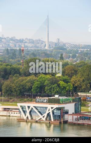 Serbie, Belgrade, vue sur les bars flottants et les boîtes de nuit sur la rivière Sava et le pont Ada Banque D'Images