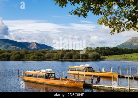 Lancement de moteurs par atterrissage sur des jetées de Derwent Water dans le parc national du district de Lake, dans le nord du pays. Keswick, Borrowdale, Cumbria, Angleterre, Royaume-Uni, Grande-Bretagne Banque D'Images
