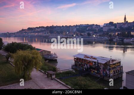 Serbie, Belgrade, vue sur le bar flottant et la discothèque sur la rivière Sava en face de la cathédrale Saint-Michel dans le centre historique Banque D'Images