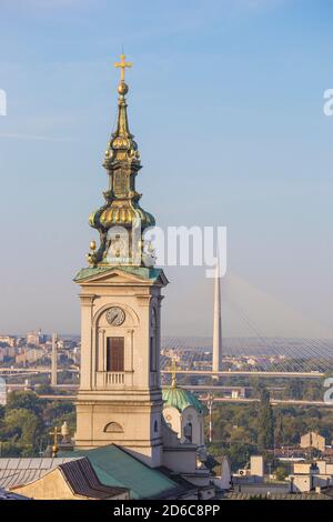 Serbie, Belgrade, cathédrale Saint-Michel avec pont Ada à distance Banque D'Images